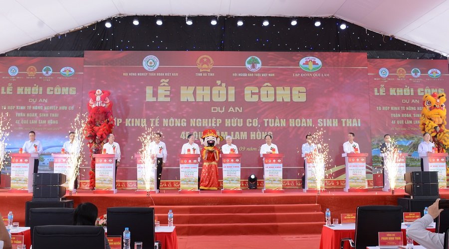 Đại biểu thực hiện nghi thức bấm n&uacute;t khởi c&ocirc;ng Dự &aacute;n Tổ hợp kinh tế n&ocirc;ng nghiệp hữu cơ, tuần ho&agrave;n, sinh th&aacute;i 4F Quế L&acirc;m Lam Hồng