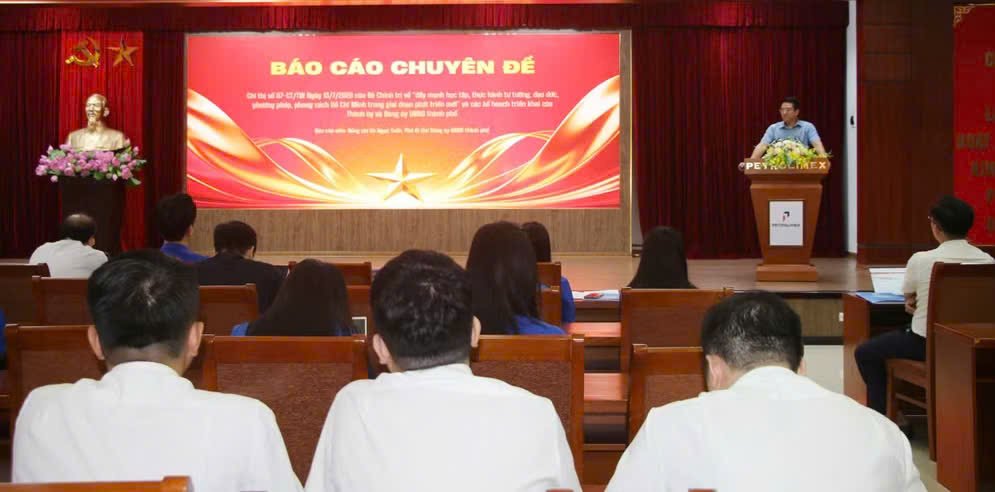 &Ocirc;ng Vũ Ngọc Tuấn, Ph&oacute; B&iacute; thư Đảng uỷ UBND th&agrave;nh phố Quảng Ninh truyền đạt chuy&ecirc;n đề &ldquo;Kh&aacute;t vọng th&agrave;nh phố Quảng Ninh gi&agrave;u mạnh, văn minh, hiện đại, hạnh ph&uacute;c