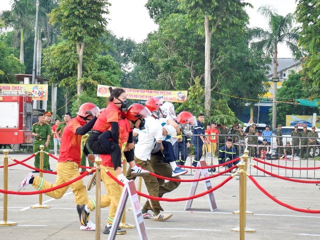 4 đội thi tranh tài nghiệ.p vụ chữa cháy, cứu nạn tại Nghệ An 4 đội thi tranh tài nghiệ.p vụ chữa cháy, cứu nạn tại Nghệ An