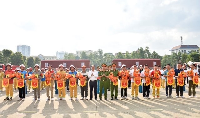 Ban tổ chức Hội thi trao hoa và cơ lưu niệm cho các đội thi. Ban tổ chức Hội thi trao hoa và cơ lưu niệm cho các đội thi.