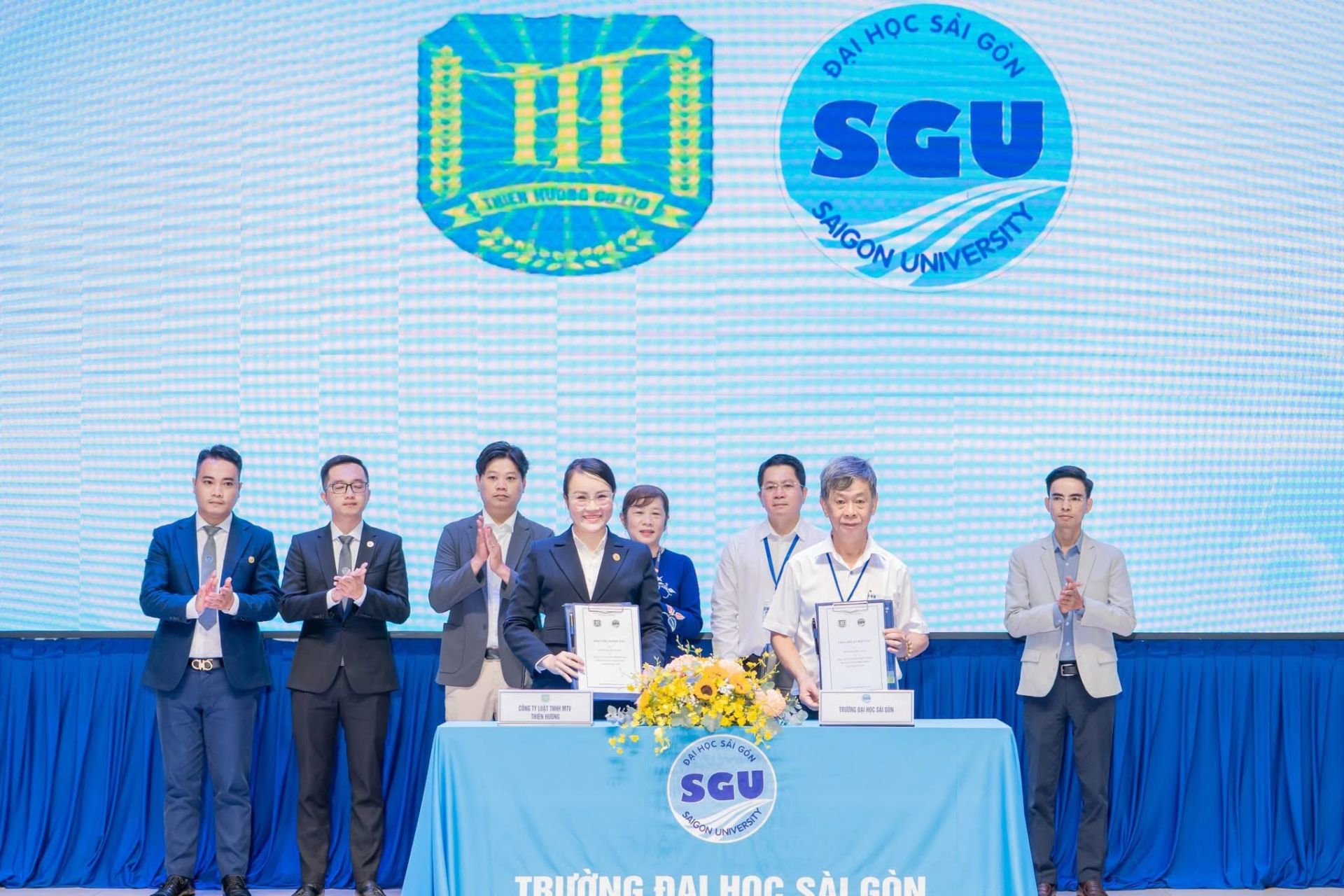 Phó Giám đốc Công ty Luật TNHH MTV Thiên Hương (bên trái) ký kết Thỏa thuận hợp tác với đại diện Trường Đại học Sài Gòn. Phó Giám đốc Công ty Luật TNHH MTV Thiên Hương (bên trái) ký kết Thỏa thuận hợp tác với đại diện Trường Đại học Sài Gòn.