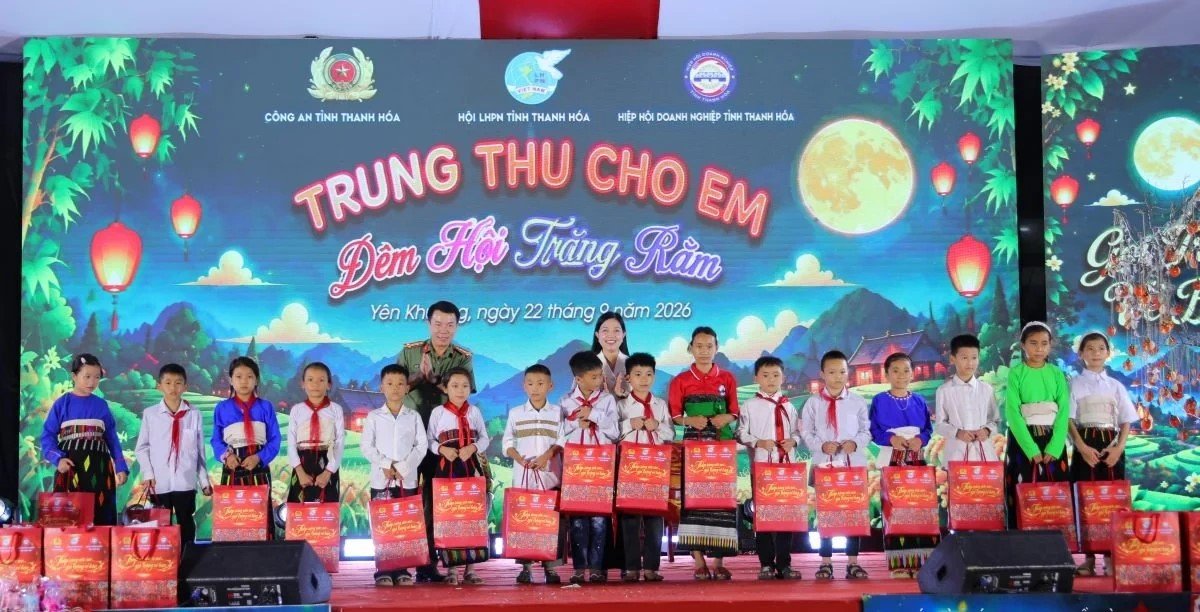C&aacute;c đồng ch&iacute;: Phạm Thị Thanh Thủy, Chủ nhiệm Ủy ban Kiểm tra Tỉnh ủy; Ho&agrave;ng Quốc Việt, Gi&aacute;m đốc C&ocirc;ng an tỉnh trao qu&agrave; cho c&aacute;c em học sinh.