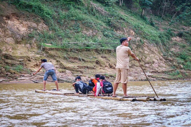 Học sinh ở Lạng Sơn đi học bằng bè mảng trên sông Bắc Giang đục ngầu phù sa, chụp thời điểm tháng 5-2026 - Ảnh: HÀ QUÂN Học sinh ở Lạng Sơn đi học bằng bè mảng trên sông Bắc Giang đục ngầu phù sa, chụp thời điểm tháng 5-2026 - Ảnh: HÀ QUÂN