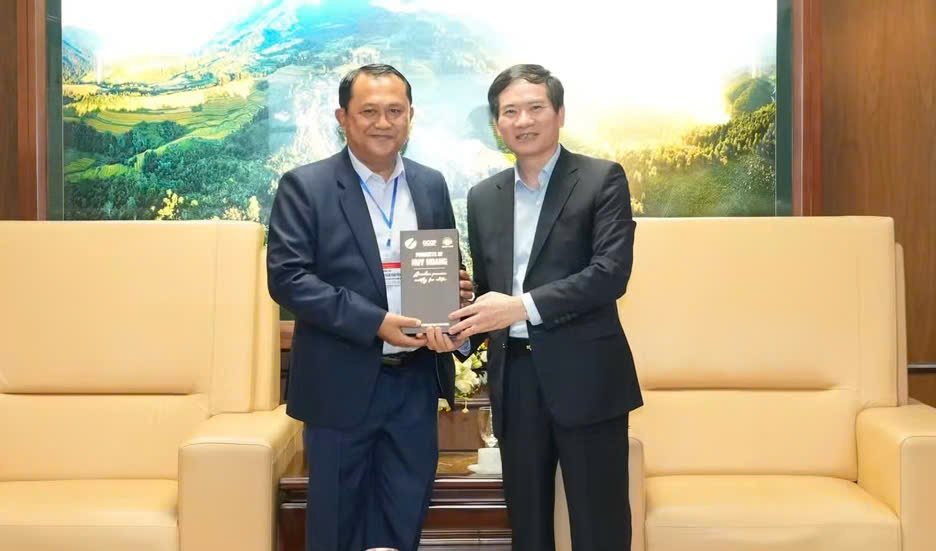 Ông Vũ Quyết Tiến, Phó Bí thư Thành ủy, Chủ tịch Ủy ban MTTQ thành phố Quảng Ninh tặng quà lưu niệm ông Phênh Nị Lăn Khăm Phăn Phênh, Ủy viên Trung ương Đảng, Bí thư Tỉnh ủy, Chủ tịch HĐND tỉnh Xay Nhạ Bu Ly Ông Vũ Quyết Tiến, Phó Bí thư Thành ủy, Chủ tịch Ủy ban MTTQ thành phố Quảng Ninh tặng quà lưu niệm ông Phênh Nị Lăn Khăm Phăn Phênh, Ủy viên Trung ương Đảng, Bí thư Tỉnh ủy, Chủ tịch HĐND tỉnh Xay Nhạ Bu Ly