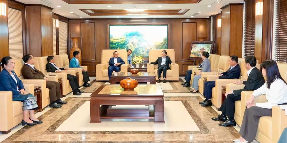 Ông Vũ Quyết Tiến, Phó Bí thư Thành ủy, Chủ tịch Ủy ban MTTQ thành phố Quảng Ninh, tiếp xã giao ông Phênh Nị Lăn Khăm Phăn Phênh, Ủy viên Trung ương Đảng, Bí thư Tỉnh ủy, Chủ tịch HĐND tỉnh Xay Nhạ Bu Ly Ông Vũ Quyết Tiến, Phó Bí thư Thành ủy, Chủ tịch Ủy ban MTTQ thành phố Quảng Ninh, tiếp xã giao ông Phênh Nị Lăn Khăm Phăn Phênh, Ủy viên Trung ương Đảng, Bí thư Tỉnh ủy, Chủ tịch HĐND tỉnh Xay Nhạ Bu Ly