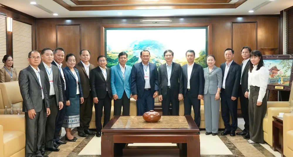 Lãnh đạo thành phố Quảng Ninh tiếp xã giao lãnh đạo tỉnh Xay Nhạ Bu Ly (Lào)