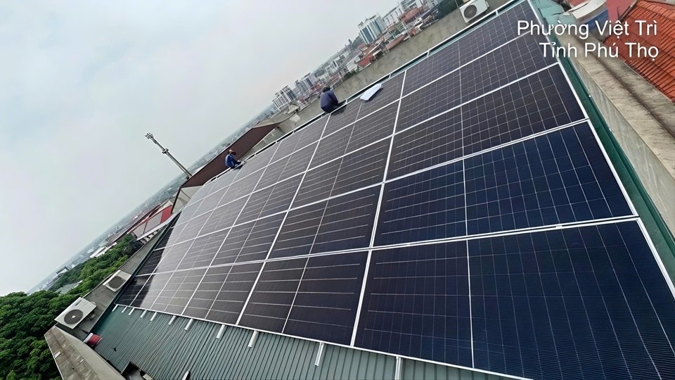 Điện mặt trời mái nhà phủ xanh mái nhà công sở. (Ảnh: Việt Long) Điện mặt trời mái nhà phủ xanh mái nhà công sở. (Ảnh: Việt Long)