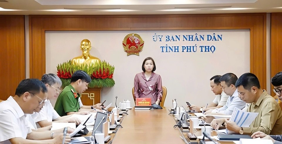 Bà Phùng Thị Kim Nga - Phó Chủ tịch UBND tỉnh Phú Thọ chỉ đạo trong cuộc họp triển khai đề án phát triển điện mặt trời tại công sở. (Ảnh: Ngọc Yến) Bà Phùng Thị Kim Nga - Phó Chủ tịch UBND tỉnh Phú Thọ chỉ đạo trong cuộc họp triển khai đề án phát triển điện mặt trời tại công sở. (Ảnh: Ngọc Yến)