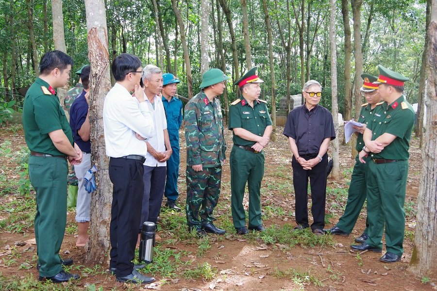 Đo&agrave;n c&ocirc;ng t&aacute;c Bộ CHQS tỉnh Quảng Trị kiểm tra, chỉ đạo c&ocirc;ng t&aacute;c t&igrave;m kiếm h&agrave;i cốt 11 liệt sĩ đặc c&ocirc;ng hy sinh tại khu vực Dốc Miếu, x&atilde; Gio Linh