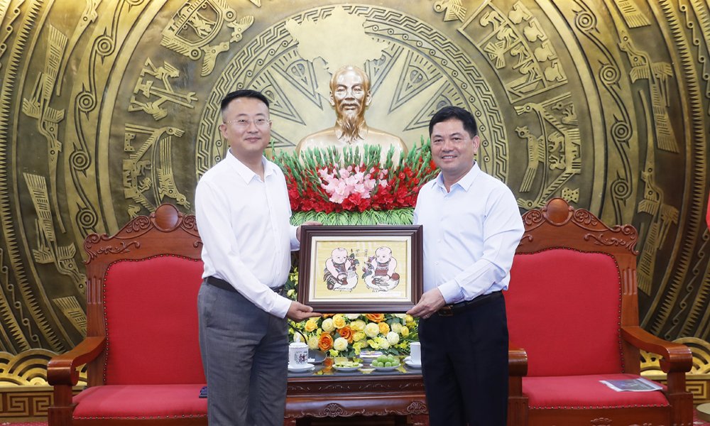 Đồng ch&iacute; Nguyễn Hồng Th&aacute;i tặng tranh d&acirc;n gian Đ&ocirc;ng Hồ cho đại diện l&atilde;nh đạo doanh nghiệp.