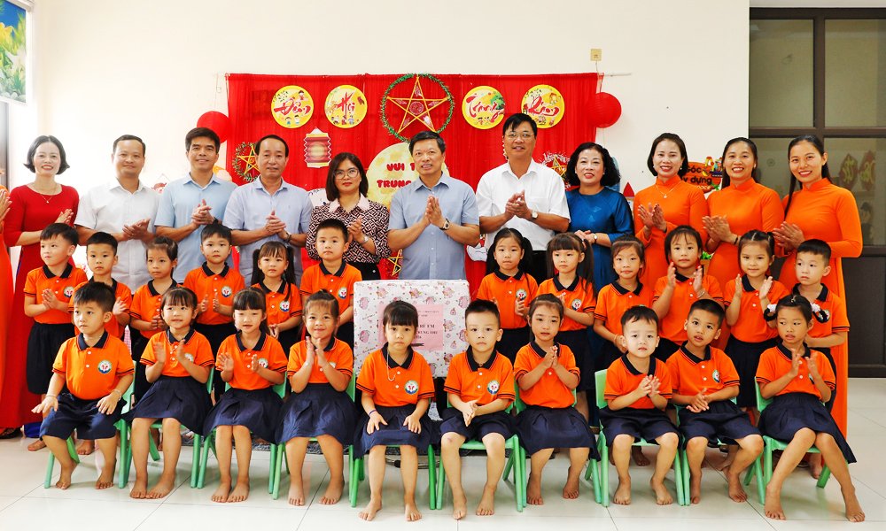 đồng chí Đào Quang Khải, Ủy viên Ban Thường vụ Thành ủy, Phó Chủ tịch UBND thành phố tặng quà cho các cháu Trường Mầm non Tân Sỏi. đồng chí Đào Quang Khải, Ủy viên Ban Thường vụ Thành ủy, Phó Chủ tịch UBND thành phố tặng quà cho các cháu Trường Mầm non Tân Sỏi.