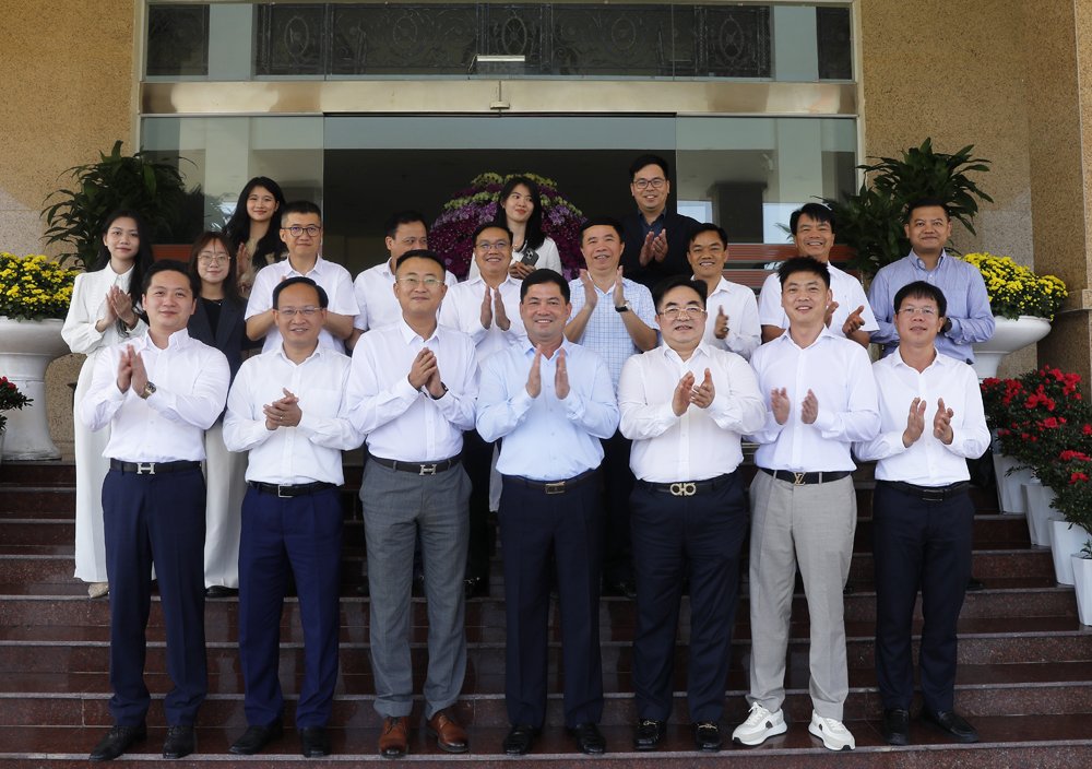 C&aacute;c đại biểu chụp ảnh lưu niệm sau buổi l&agrave;m việc.