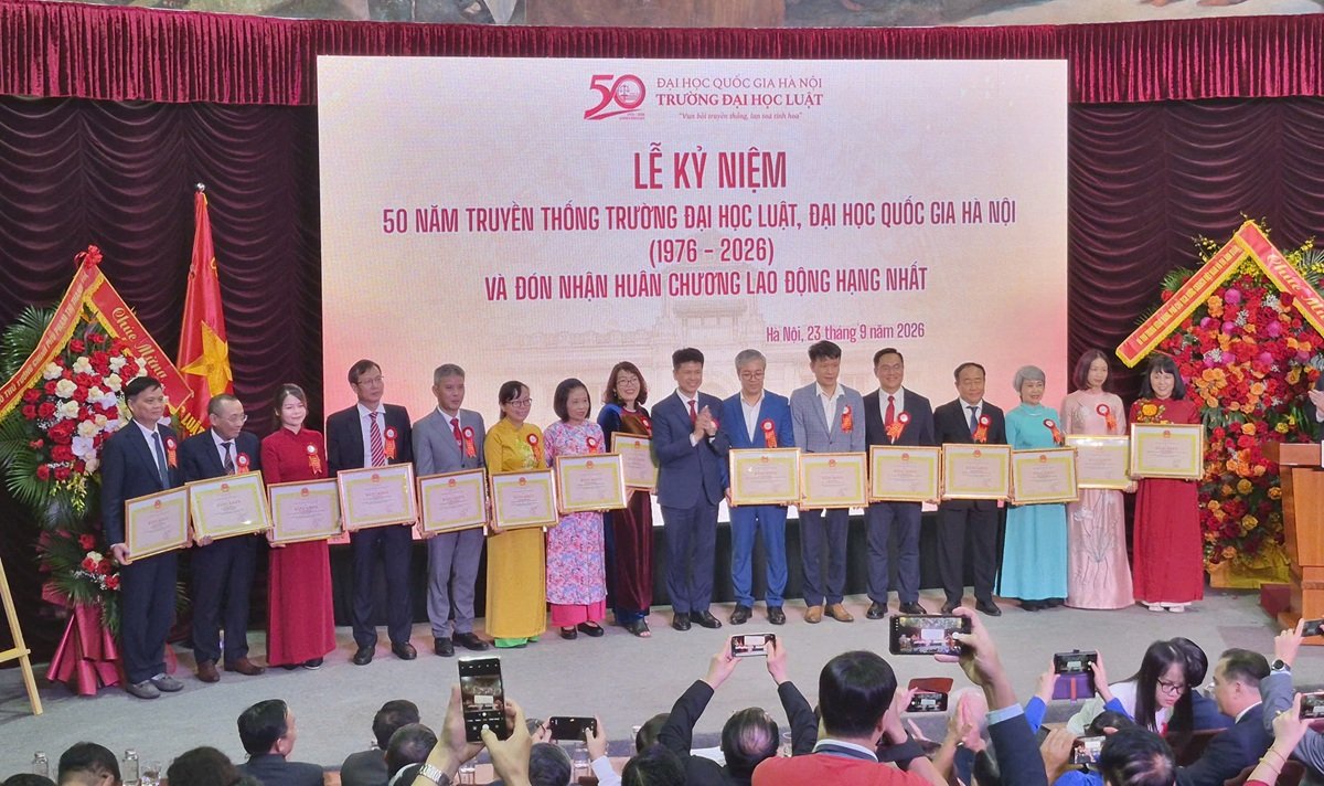 Nhi&egrave;u c&aacute; nh&acirc;n xuất sắc đ&atilde; được nhận giấy khen bằng khen