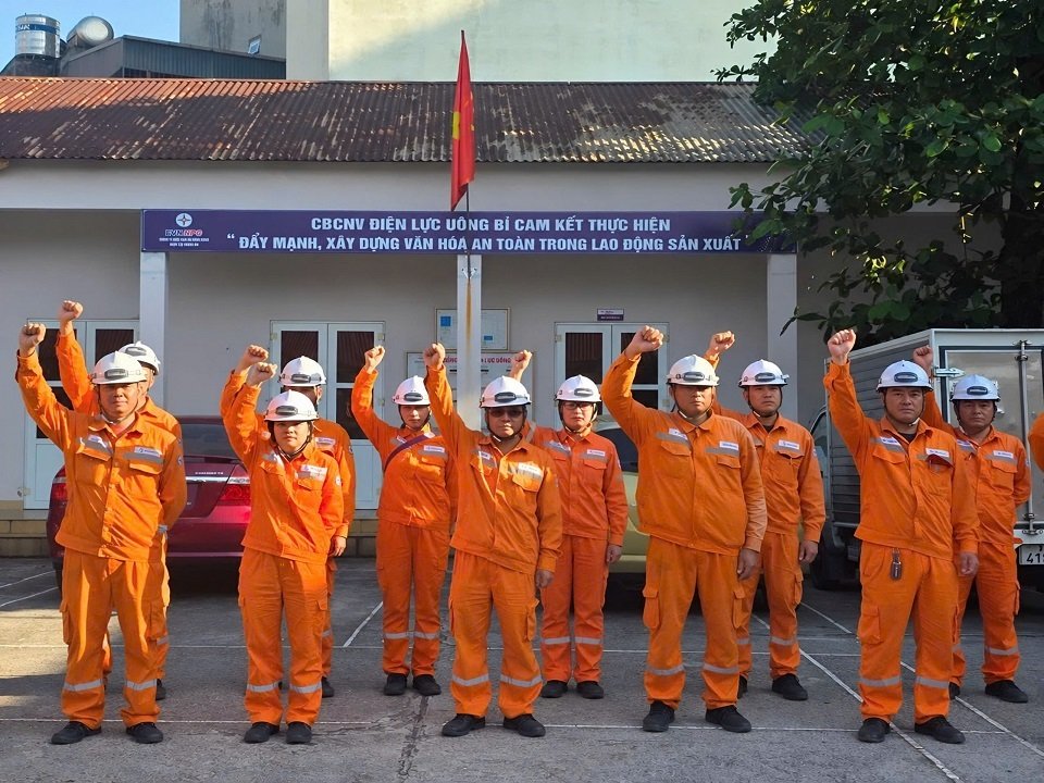 Nh&acirc;n vi&ecirc;n Điện lực U&ocirc;ng B&iacute; h&ocirc; khẩu hiệu an to&agrave;n lao động trước khi bước v&agrave;o ng&agrave;y l&agrave;m việc mới