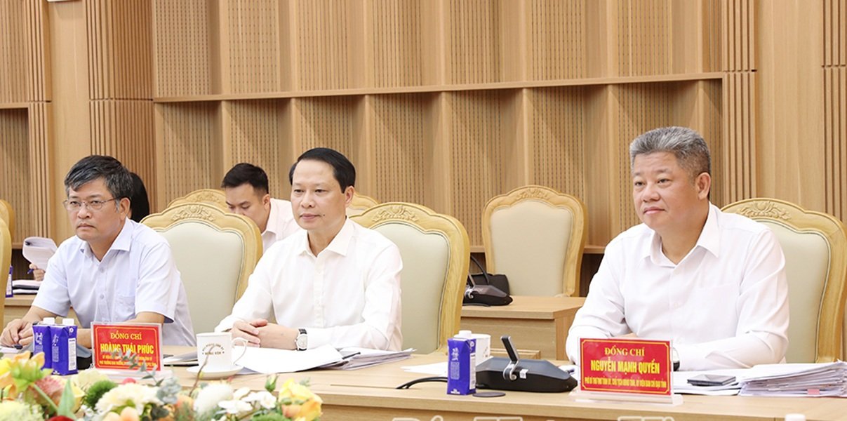 Ông Nguyễn Mạnh Quyền, Phó Bí thư Tỉnh ủy, Chủ tịch UBND tỉnh Hưng Yên và các đại biểu dự phiên họp. (Ảnh báo HY) Ông Nguyễn Mạnh Quyền, Phó Bí thư Tỉnh ủy, Chủ tịch UBND tỉnh Hưng Yên và các đại biểu dự phiên họp. (Ảnh báo HY)