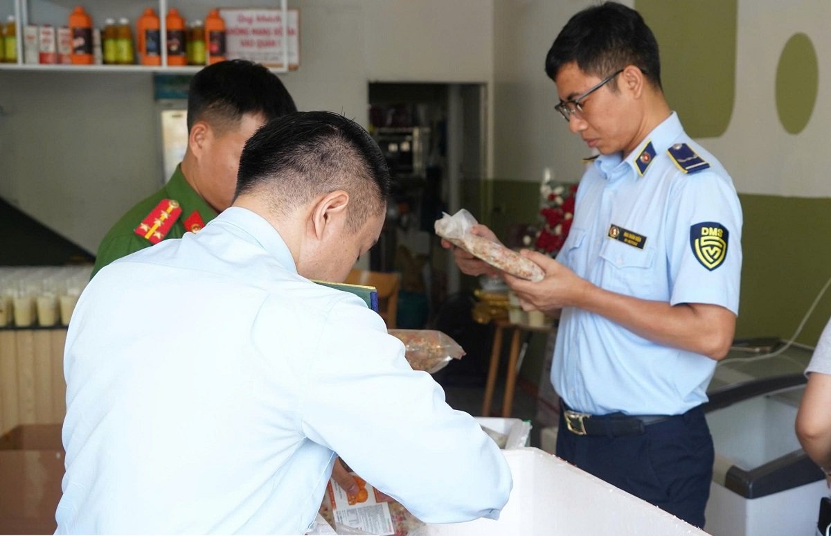 Lực lượng chức năng kiểm tra h&agrave;ng h&oacute;a tại cơ sở