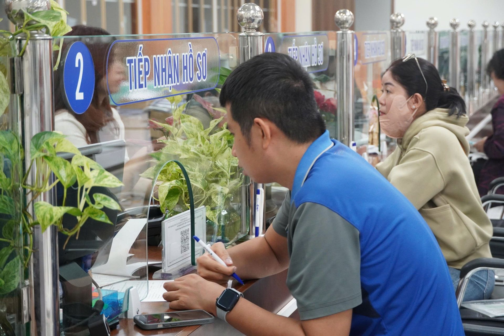 Người tham gia BHYT sinh viên thuộc diện vùng an toàn khu có thể được hoàn trả số tiền BHYT đã đóng trùng hoặc đóng thừa theo quy định. Người tham gia BHYT sinh viên thuộc diện vùng an toàn khu có thể được hoàn trả số tiền BHYT đã đóng trùng hoặc đóng thừa theo quy định.