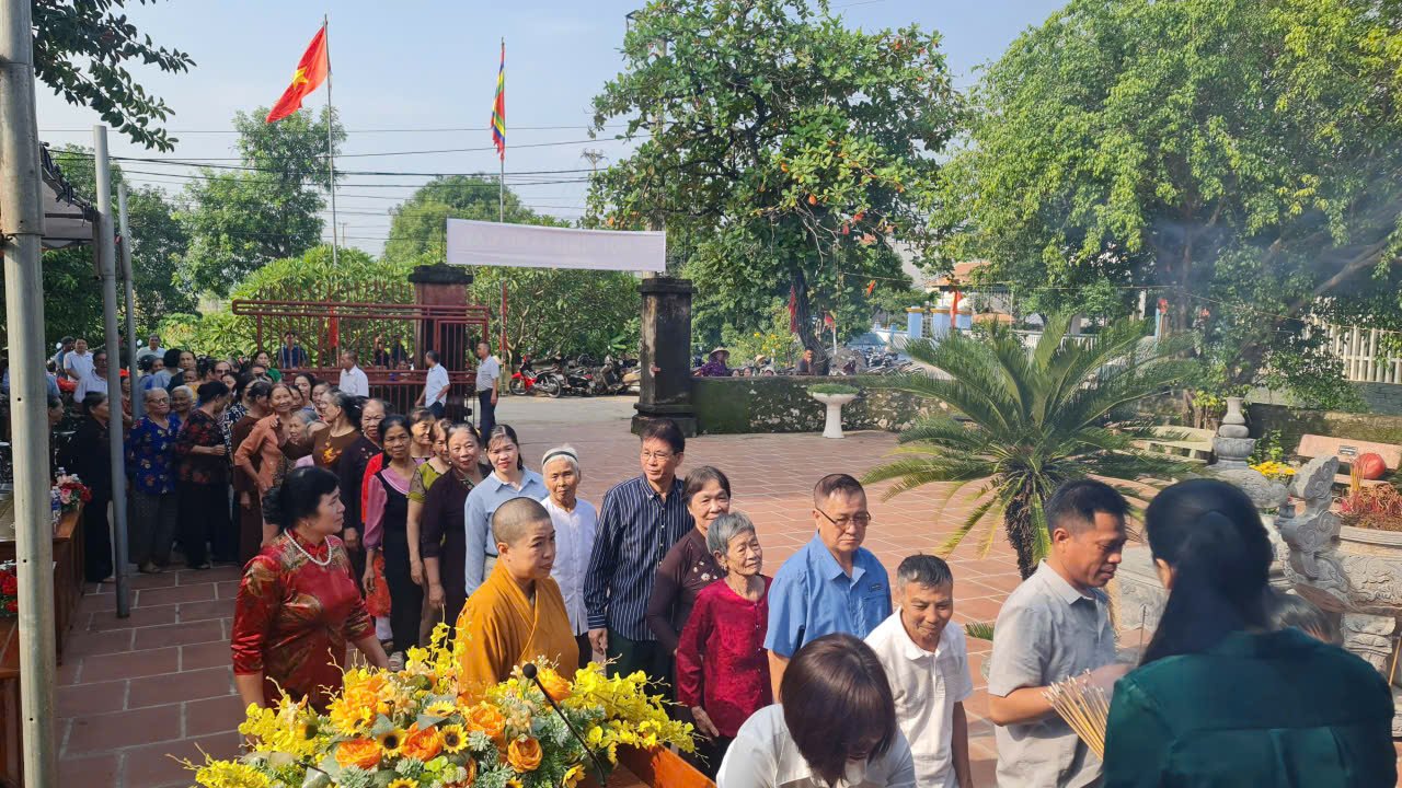 C&aacute;c đại biểu, ban tổ chức v&agrave; người d&acirc;n d&acirc;ng hương sau khi mạc buổi lễ. Ảnh: Tuấn Ngọc