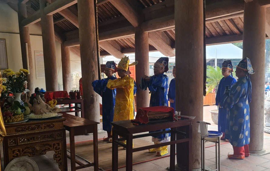 Nghi lễ d&acirc;ng hương được triển khai sau lễ khai mạc. Ảnh: Tuấn Ngọc