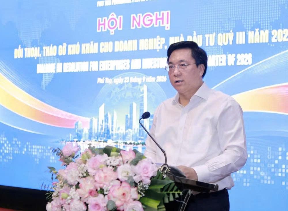 Chủ tịch UBND tỉnh Trần Duy Đ&ocirc;ng cho rằng, b&ecirc;n cạnh những kết quả đạt được, qu&aacute; tr&igrave;nh đồng h&agrave;nh, hỗ trợ doanh nghiệp vẫn c&ograve;n một số điểm nghẽn cần tiếp tục tập trung th&aacute;o gỡ, trong đ&oacute; c&oacute; những nội dung chưa bảo đảm y&ecirc;u cầu về thời gian xử l&yacute;.