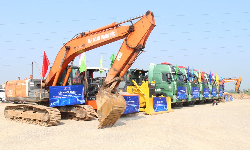 Đơn vị thi công tập trung phương tiện, máy sẵn sàng đáp ứng tiến độ thi công dự án. Đơn vị thi công tập trung phương tiện, máy sẵn sàng đáp ứng tiến độ thi công dự án.