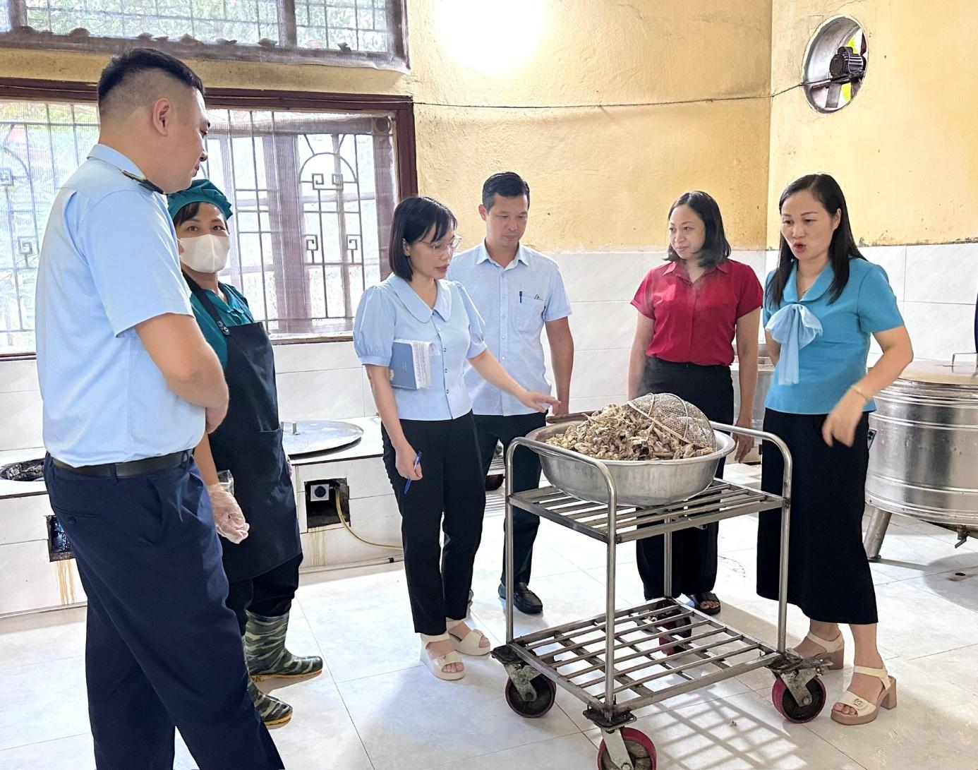 Đo&agrave;n kiểm tra li&ecirc;n ng&agrave;nh số 2 của tỉnh Tuy&ecirc;n Quang kiểm tra tại bếp ăn tập thể Trường PT D&acirc;n tộc Nội tr&uacute; tỉnh Tuy&ecirc;n Quang. Ảnh: soyte.tuyenquang.gov.vn
