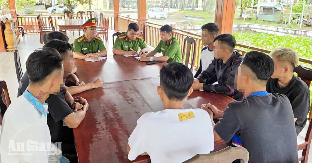 Nh&oacute;m 14 thanh thiếu ni&ecirc;n được C&ocirc;ng an x&atilde; Ch&acirc;u Th&agrave;nh mời l&agrave;m việc li&ecirc;n quan đến việc d&agrave;n dựng, đăng tải clip c&oacute; nội dung bạo lực l&ecirc;n mạng x&atilde; hội. (Ảnh: Cục An ninh mạng)