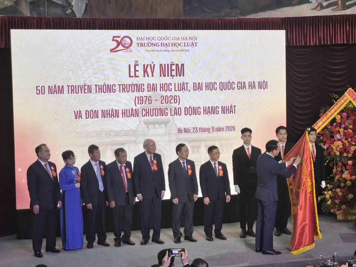 Chủ tịch nước đ&atilde; quyết định trao tặng Hu&acirc;n chương Lao động hạng Nhất cho Trường Đại học Luật