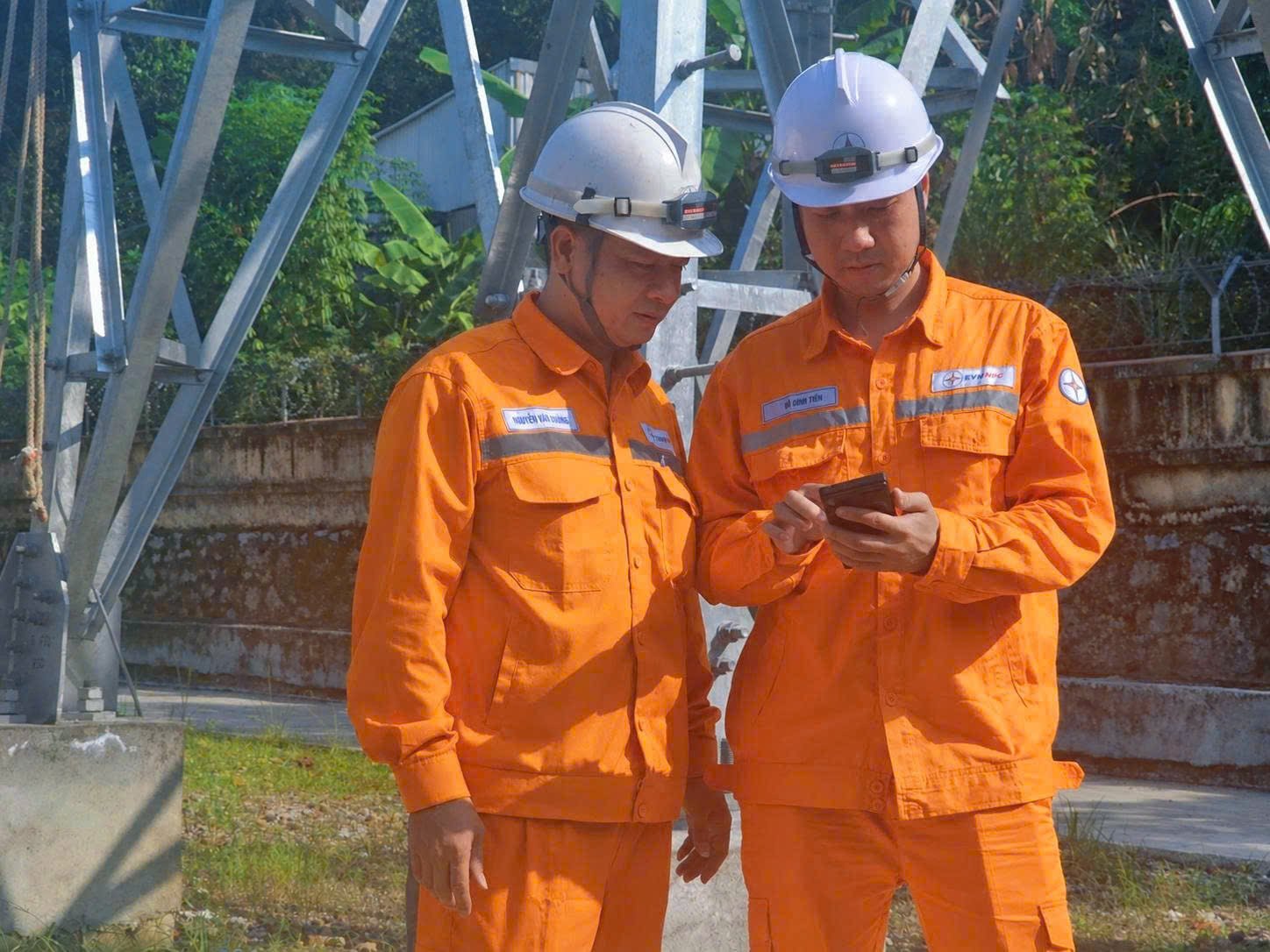 Nh&acirc;n vi&ecirc;n X&iacute; nghiệp Lưới điện cao thế b&aacute;o c&aacute;o c&ocirc;ng việc tại hiện trường qua phần mềm ECP
