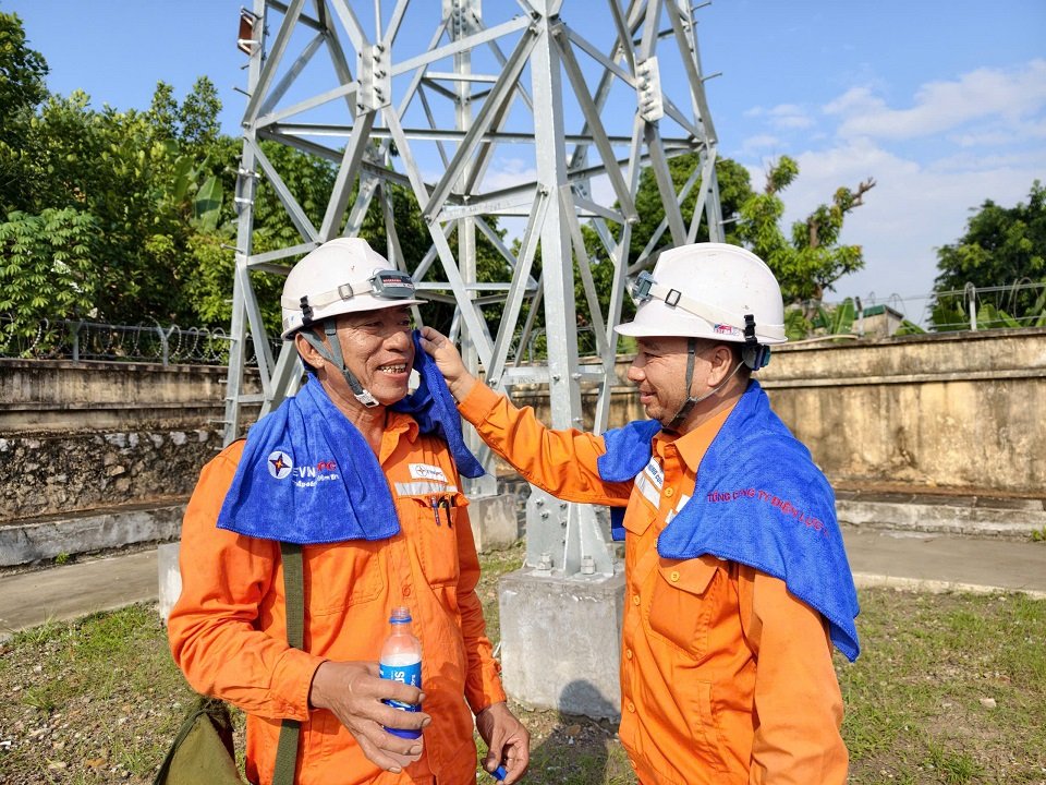 Nh&acirc;n vi&ecirc;n CTĐL Quảng Ninh hỏi thăm, động vi&ecirc;n đồng nghiệp vừa ho&agrave;n th&agrave;nh phi&ecirc;n c&ocirc;ng t&aacute;c tr&ecirc;n cao