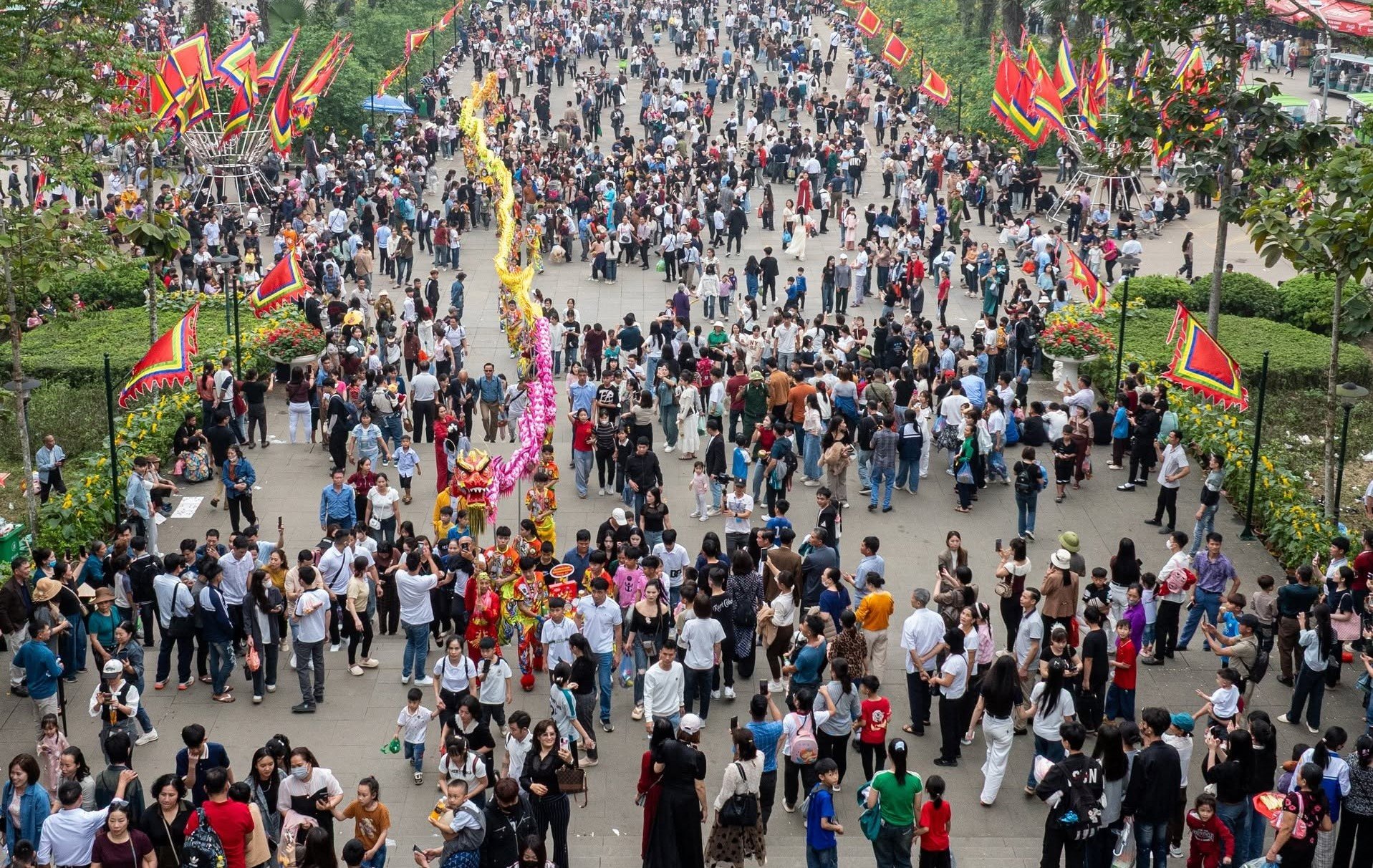 Du kh&aacute;ch về d&acirc;ng hương, tham quan Đền H&ugrave;ng dịp Giỗ Tổ H&ugrave;ng Vương &ndash; Lễ hội Đền H&ugrave;ng năm 2026. Ảnh: dulichphutho.gov.vn