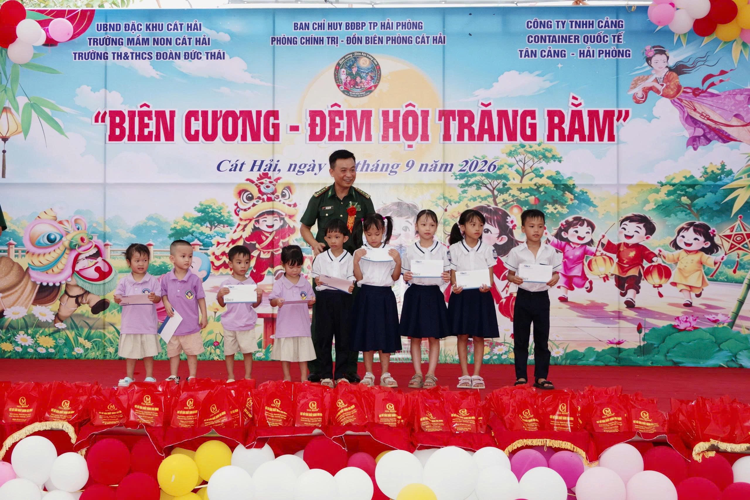 Đại t&aacute; Kiều Mạnh Hiệp, Ph&oacute; Ch&iacute;nh ủy Bộ đội Bi&ecirc;n ph&ograve;ng th&agrave;nh phố trao qu&agrave; cho c&aacute;c ch&aacute;u học sinh c&oacute; ho&agrave;n cảnh kh&oacute; khăn tr&ecirc;n địa b&agrave;n.