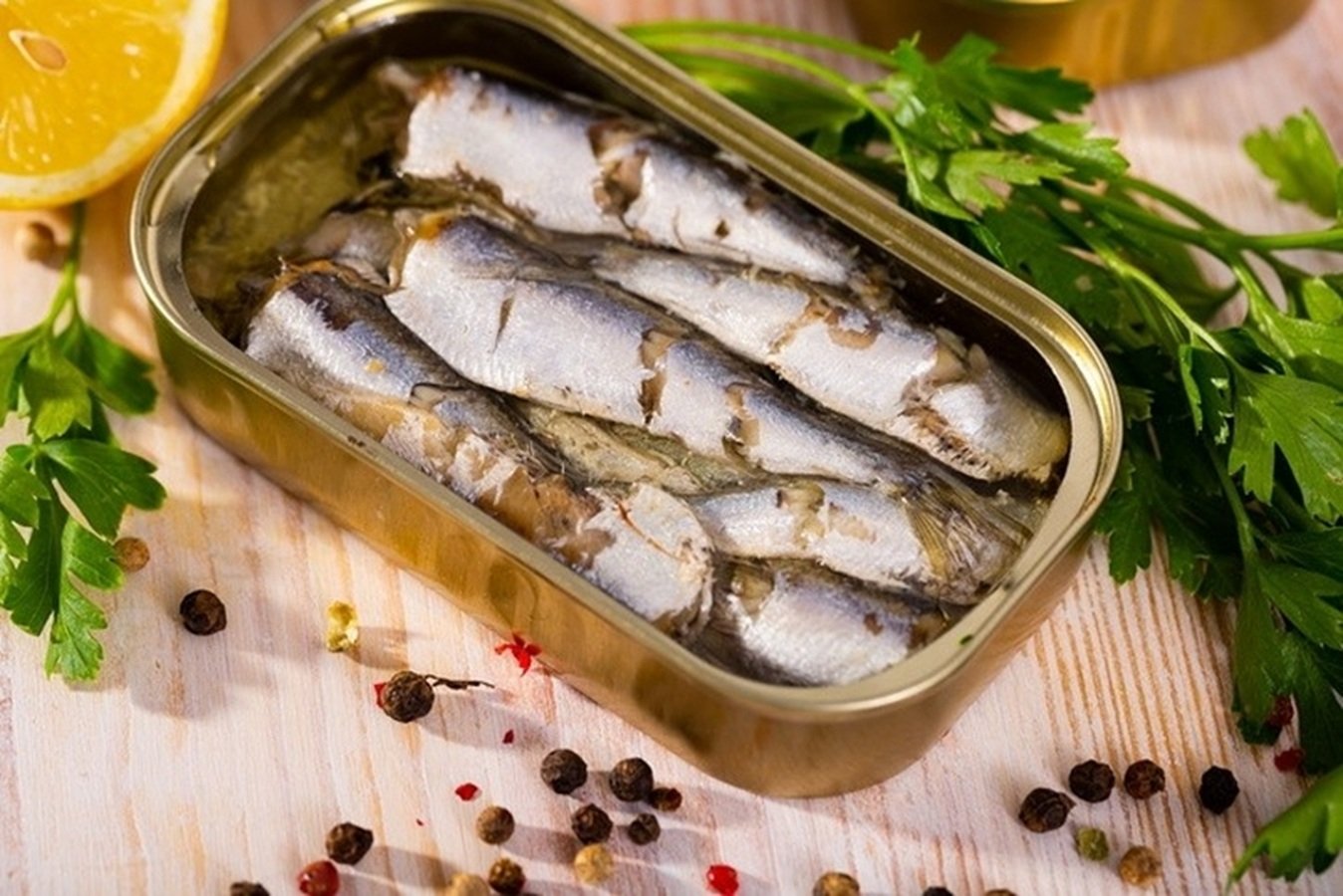 C&aacute; m&ograve;i sau chế biến c&oacute; gi&aacute; chỉ v&agrave;i chục ngh&igrave;n đồng mỗi hộp v&agrave; được b&aacute;n phổ biến từ c&aacute;c tiệm tạp h&oacute;a đến chuỗi si&ecirc;u thị