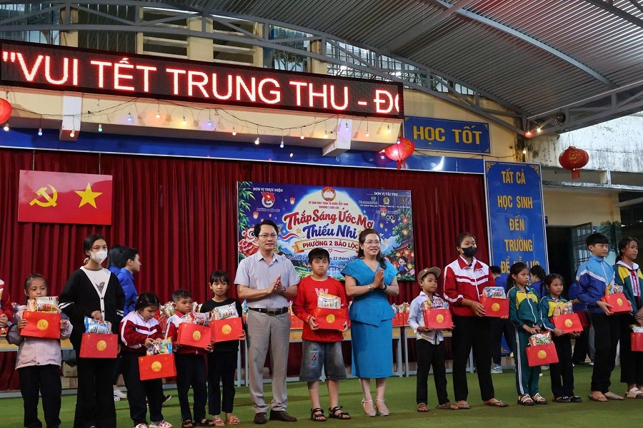 Bà Đỗ Thị Yên, Giám đốc Quỹ tín dụng nhân dân Phường II - Bảo Lộc trao quà cho trẻ em thuộc hộ nghèo, cận nghèo và trẻ em có hoàn cảnh đặc biệt khó khăn trên địa bàn. Bà Đỗ Thị Yên, Giám đốc Quỹ tín dụng nhân dân Phường II - Bảo Lộc trao quà cho trẻ em thuộc hộ nghèo, cận nghèo và trẻ em có hoàn cảnh đặc biệt khó khăn trên địa bàn.
