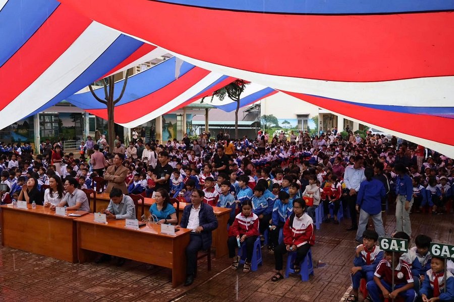 Ủy ban MTTQ Việt Nam Phường 2 Bảo Lộc tổ chức chương trình trao quà cho trẻ em thuộc hộ nghèo, cận nghèo và trẻ em có hoàn cảnh đặc biệt khó khăn trên địa bàn. Ủy ban MTTQ Việt Nam Phường 2 Bảo Lộc tổ chức chương trình trao quà cho trẻ em thuộc hộ nghèo, cận nghèo và trẻ em có hoàn cảnh đặc biệt khó khăn trên địa bàn.