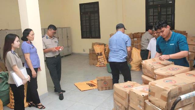 Vận chuyển số tang vật từ kho giữ đi ti&ecirc;u hủy.