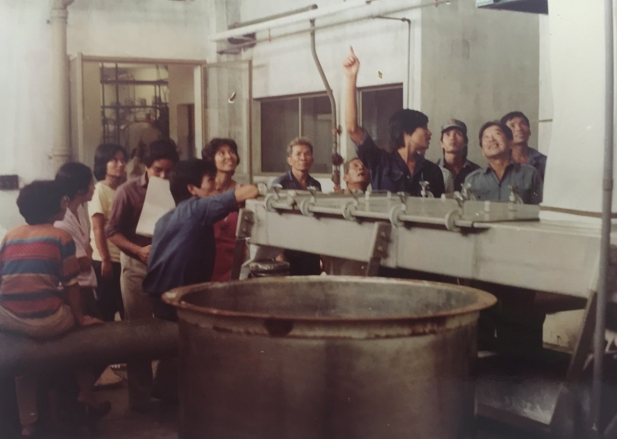 Từ những ngày đầu nhiều thiếu thốn, Vinamilk từng bước làm chủ công nghệ, đặt chất lượng làm nguyên tắc xuyên suốt. Ảnh: Vi Nam Từ những ngày đầu nhiều thiếu thốn, Vinamilk từng bước làm chủ công nghệ, đặt chất lượng làm nguyên tắc xuyên suốt. Ảnh: Vi Nam