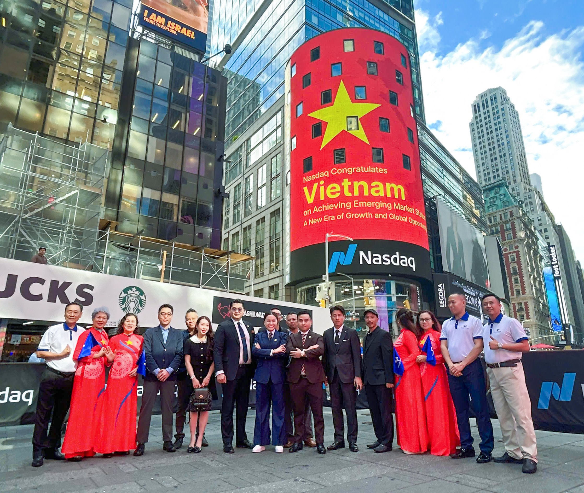Đoàn doanh nghiệp Việt Nam lưu lại khoảnh khắc tại Quảng trường Thời đại (New York) trong tuần thị trường chứng khoán Việt Nam được FTSE Russell nâng hạng. Ảnh: TTXVN Đoàn doanh nghiệp Việt Nam lưu lại khoảnh khắc tại Quảng trường Thời đại (New York) trong tuần thị trường chứng khoán Việt Nam được FTSE Russell nâng hạng. Ảnh: TTXVN