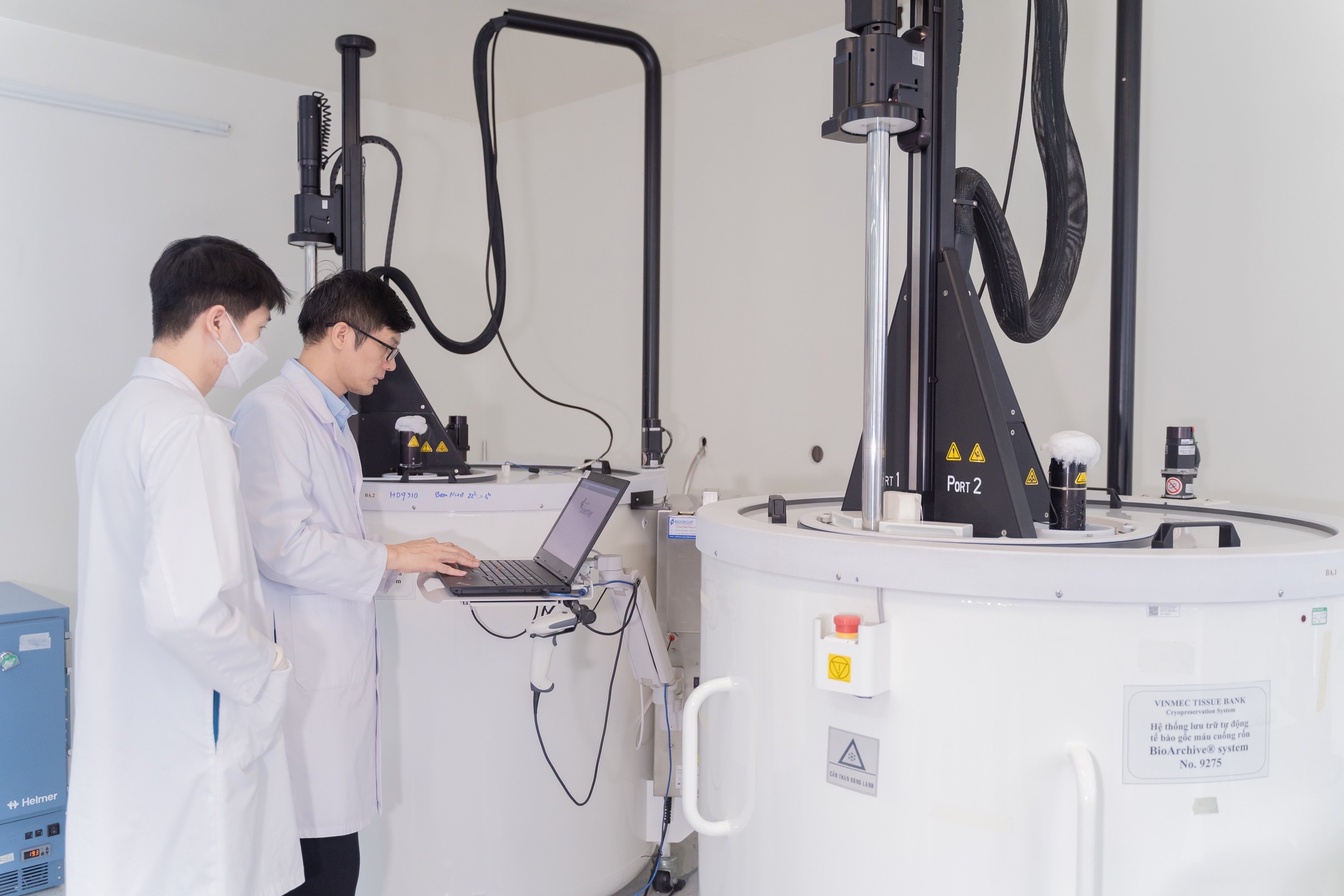 Hệ thống ph&ograve;ng sạch đạt chuẩn ISO 14644-1 v&agrave; ng&acirc;n h&agrave;ng lưu trữ chuẩn quốc tế AABB tại Vinmec bảo to&agrave;n chất lượng mẫu tế b&agrave;o qua nhiều thập kỷ.