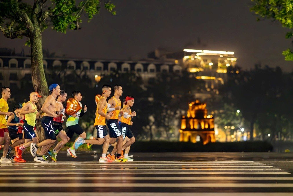 Tác phẩm: Nhịp đêm bên Tháp Rùa. Ảnh Nguyễn Trần Hiếu Tác phẩm: Nhịp đêm bên Tháp Rùa. Ảnh Nguyễn Trần Hiếu