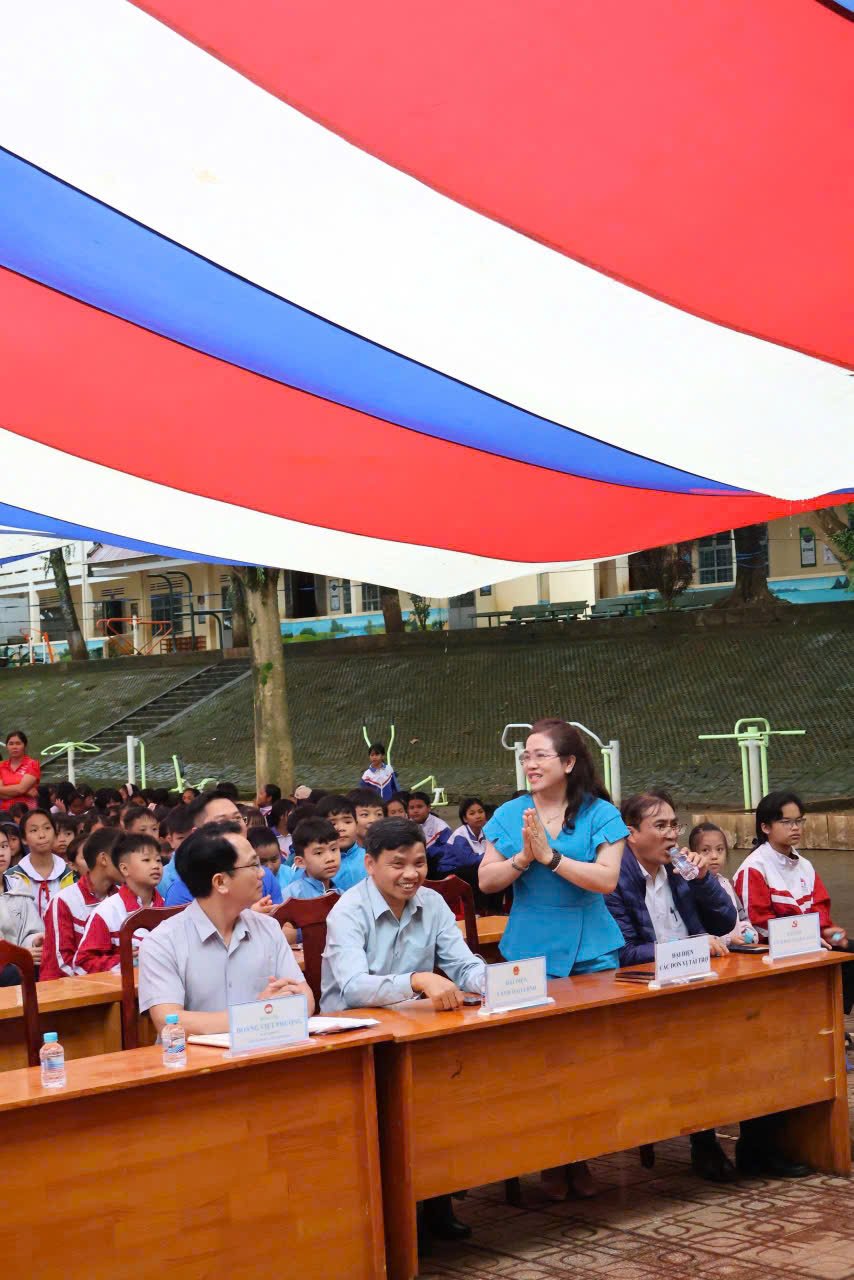Bà Đỗ Thị Yên, Giám đốc Quỹ tín dụng nhân dân Phường II - Bảo Lộc tham gia tại chương trình. Bà Đỗ Thị Yên, Giám đốc Quỹ tín dụng nhân dân Phường II - Bảo Lộc tham gia tại chương trình.