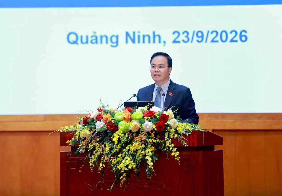 Ông rần Văn Khải, Phó Chủ nhiệm Ủy ban Khoa học, Công nghệ và Môi trường của Quốc hội, Chủ biên Bộ học liệu đa phương tiện phát biểu tại hội nghị Ông rần Văn Khải, Phó Chủ nhiệm Ủy ban Khoa học, Công nghệ và Môi trường của Quốc hội, Chủ biên Bộ học liệu đa phương tiện phát biểu tại hội nghị
