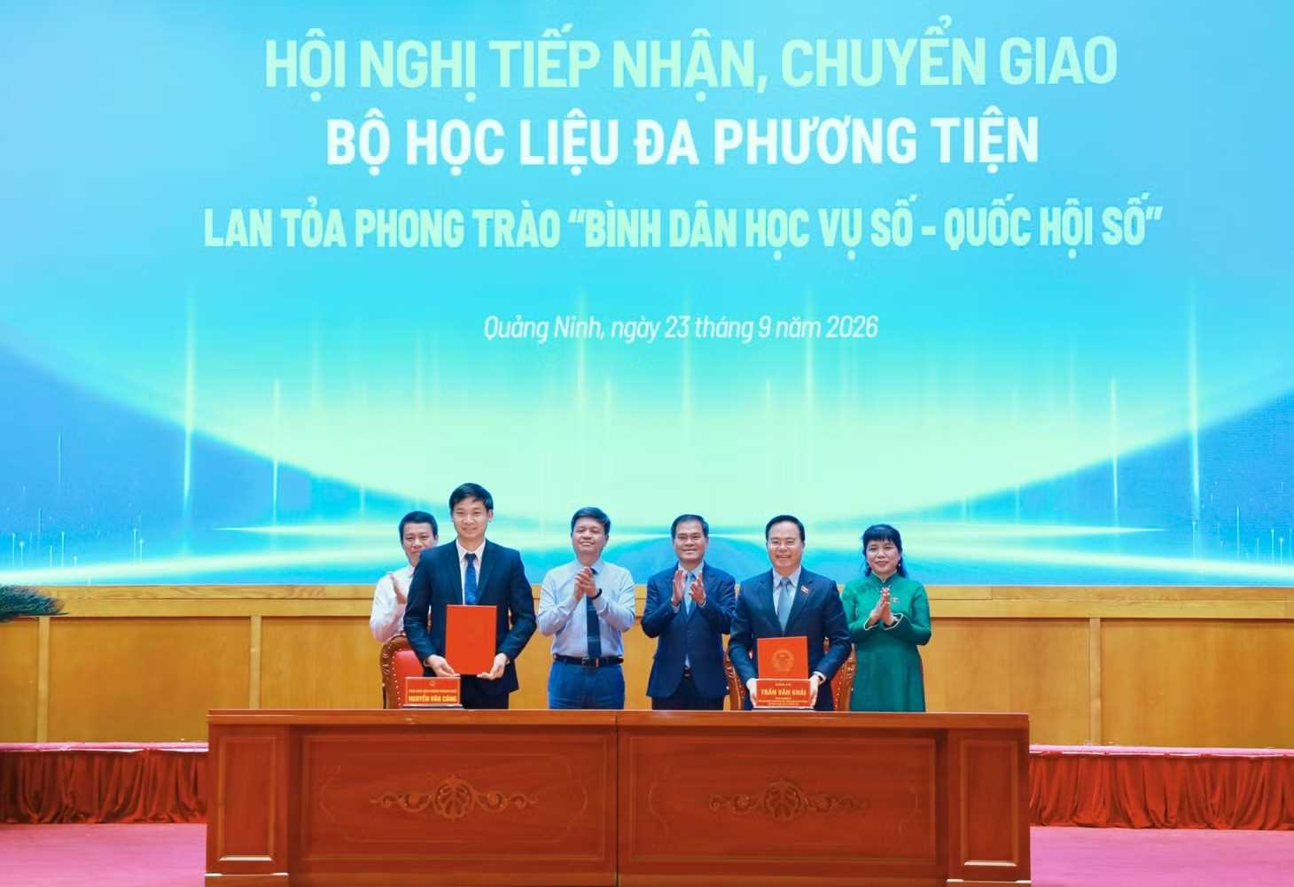 Các đại biểu ký kết biên bản tiếp nhận, bàn giao bộ học liệu đa phương tiện Các đại biểu ký kết biên bản tiếp nhận, bàn giao bộ học liệu đa phương tiện