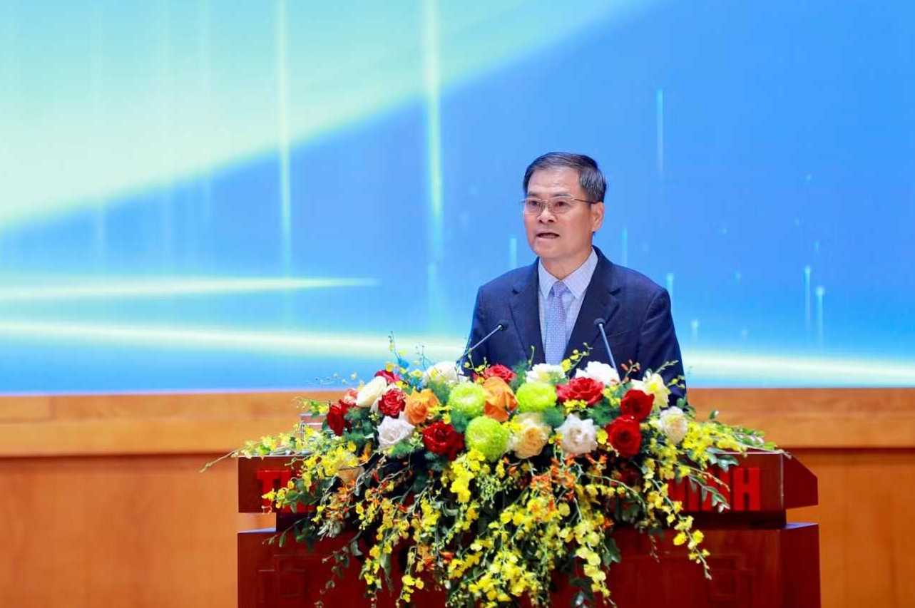 Ông Bùi Văn Khắng, Phó Bí thư Thành ủy, Chủ tịch UBND thành phố Quảng Ninh phát biểu tại hội nghị Ông Bùi Văn Khắng, Phó Bí thư Thành ủy, Chủ tịch UBND thành phố Quảng Ninh phát biểu tại hội nghị