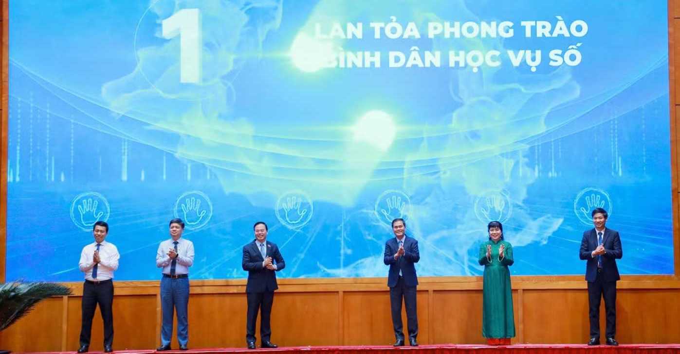 Các đại biểu bấm nút khởi động đợt cao điểm học tập bộ học liệu đa phương tiện Các đại biểu bấm nút khởi động đợt cao điểm học tập bộ học liệu đa phương tiện