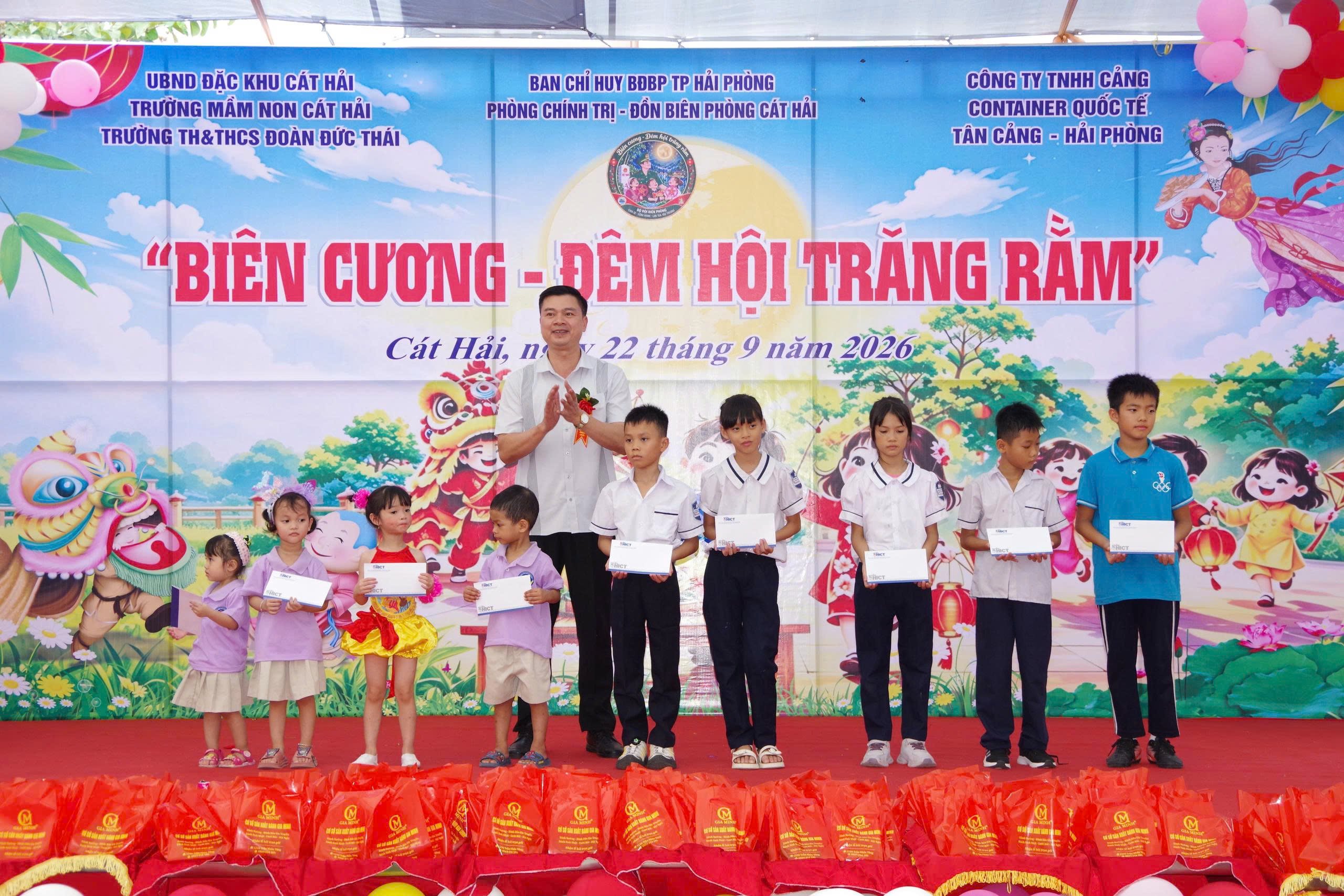 L&atilde;nh đạo đặc khu C&aacute;t Hải trao qu&agrave; cho c&aacute;c ch&aacute;u học sinh tại chương tr&igrave;nh.