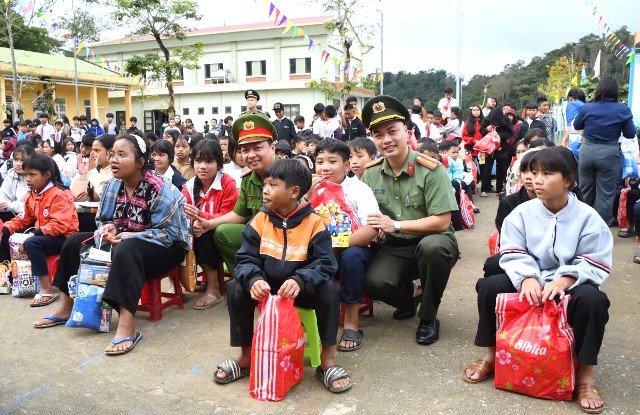 Các em học sinh vùng cao nhận quà Trung thu từ chương trình. (Ảnh: Ban Thanh niên Công an TP Đà Nẵng) Các em học sinh vùng cao nhận quà Trung thu từ chương trình. (Ảnh: Ban Thanh niên Công an TP Đà Nẵng)