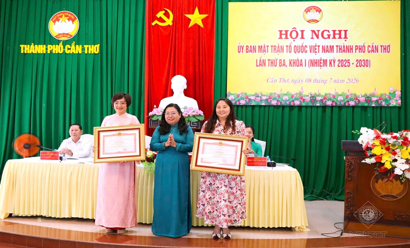 &agrave; Hồ Thị Cẩm Đ&agrave;o - Ph&oacute; B&iacute; thư Th&agrave;nh ủy, Chủ tịch UB MTTQ VN th&agrave;nh phố tặng Bằng khen Thủ tướng Ch&iacute;nh phủ cho 2 tập thể c&oacute; th&agrave;nh t&iacute;ch trong thực hiện Phong tr&agrave;o thi đua 