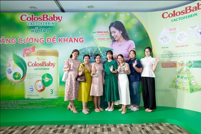 Khách mời tham quan khu vực trưng bày tại hội thảo Khách mời tham quan khu vực trưng bày tại hội thảo