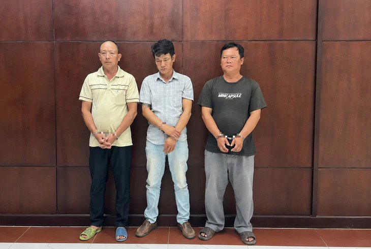 Từ tr&aacute;i sang: H&agrave; Xu&acirc;n Trường, Trần Văn Ho&agrave;i Hận, B&agrave;n Hữu Nguy&ecirc;n - 3 trong số 10 người bị khởi tố trong sản xuất, bu&ocirc;n b&aacute;n gas giả với quy m&ocirc; lớn - Ảnh: C&ocirc;ng an TP.HCM